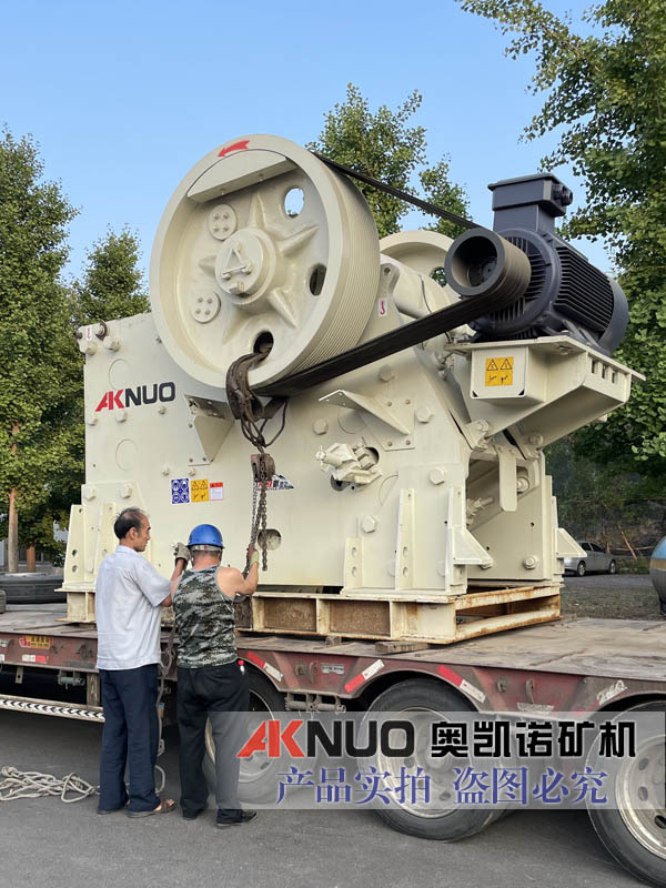 型號	功率（KW）	轉(zhuǎn)速（rpm）	破碎機(jī)重量基本配置(kg)	給料口寬度x深度（mm）	產(chǎn)量范圍 C80	75	350	7650	800x510	335　514 C96	90	330	10150	930x580	390　592 C106	110	280	15650	1060x700	500　760 C116	132	260	19240	1150x760	520　800 C120	160	230	27990	1200x870	540　800 C130	185	220	40150	1300x1000	831　1267  C150	200	220	50950	1400x1200	880　1319 C160	250	220	76300	1600x1200	1145　1909 C200	400	200	124000	2000x1500	1435　2462